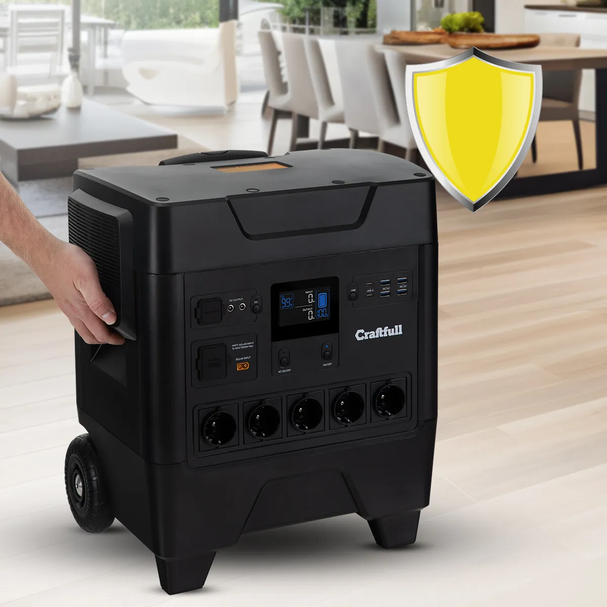 Hand bewegt den Stromspeicher dank der Rollen perfekt &uuml;ber den Wohnzimmerboden